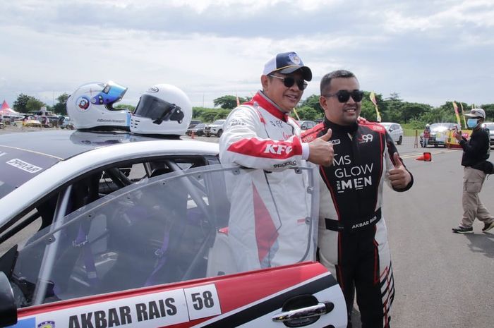 Momen Bamsoet drifting bareng Akbar Rais di kawasan Meikarta.