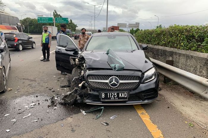 Mercedes-Benz E300 muka terkoyak, imbas lawan arus tubruk Innova dan Mobilio