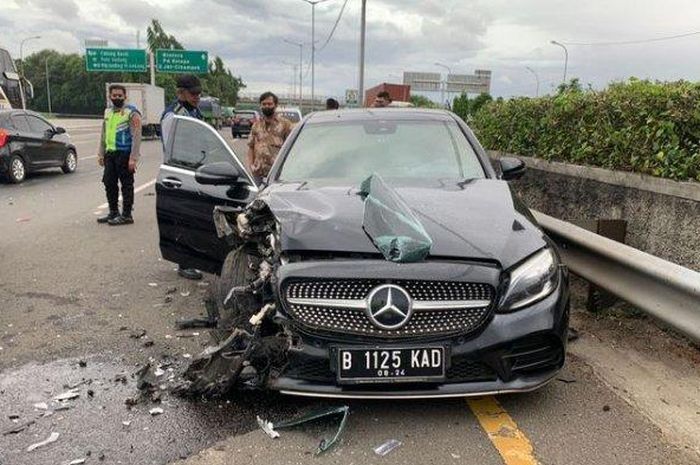 Mercedes-Benz E300 remuk setelah bertabrakan karena melawan arut Tol JORR, Sabtu (27/11/2021)