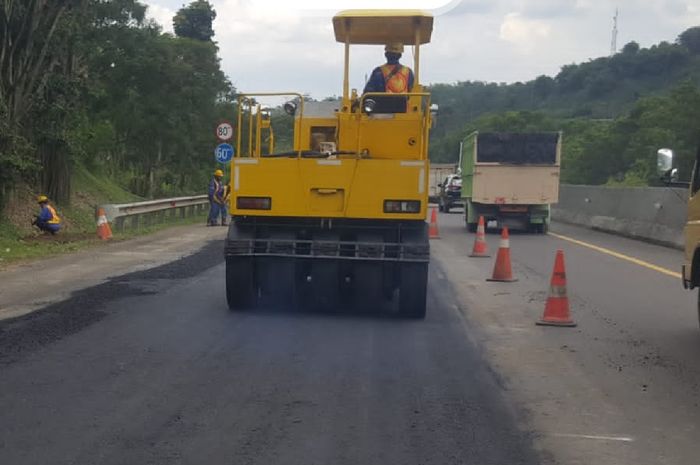 Tingkatkan kualitas jalan agar nyaman dilintasi, Jasa Marga lanjutkan pekerjaan rekonstruksi perkerasan dan pengecetan marka di R uas Jalan Tol Cipularang dan Padaleunyi.