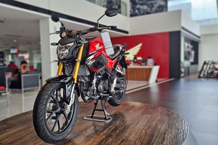 Honda CB150R Streetfire Stinger Red Black yang menggunakan suspensi upside down