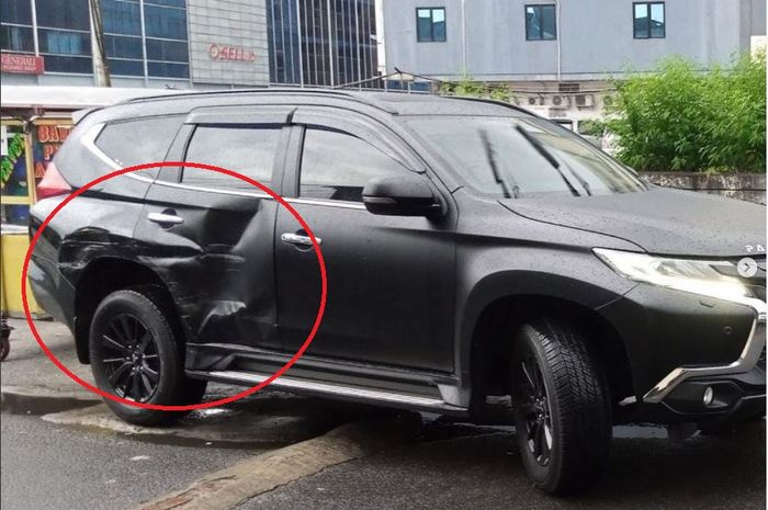 Dalam lingkaran merah, kerusakan Mitsubishi Pajero Sport milik Kalina Ocktaranny yang ditabrak mobil box