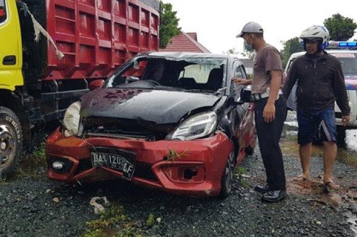 Kondisi Honda Brio RS yang tercebur ke sungai di Tanah Laut, Kalimantan Selatan, Minggu (28/11/2021)