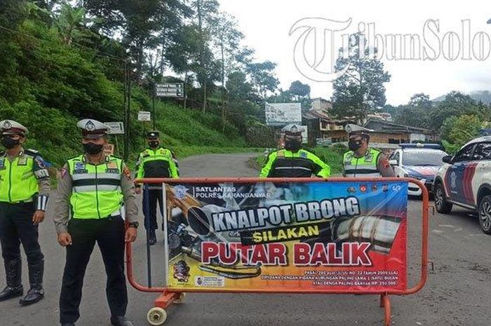 Petugas menjaga sejumlah titik akses ke kawasan wisata Tawangmangu
