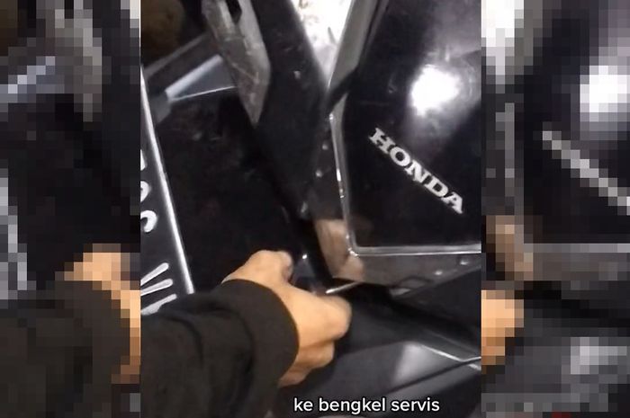 Cuplikan video pembongkaran cover depan Honda Vario milik Salwa Naflah.