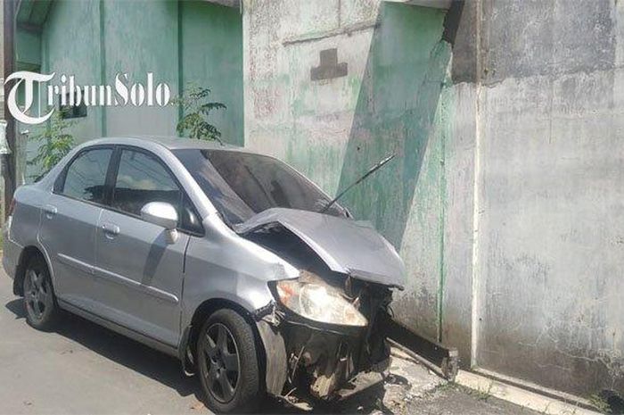 Kondisi Honda City hancur separuh akibat tabrak Daihatsu Sigra dari arah berlawanan di jalan raya Solo-Tawangmangu
