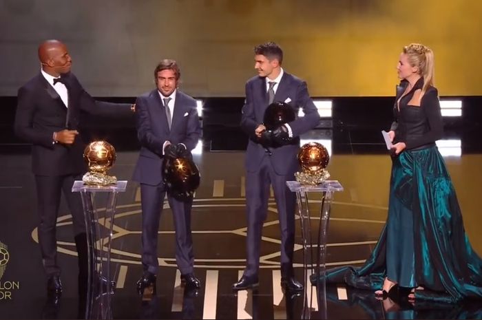 Fernando Alonso dan Esteban Ocon (dua di tengah) menjadi pembawa piala Ballon D'or dalam penganugerahan pesepakbola terbaik dunia 2021. 