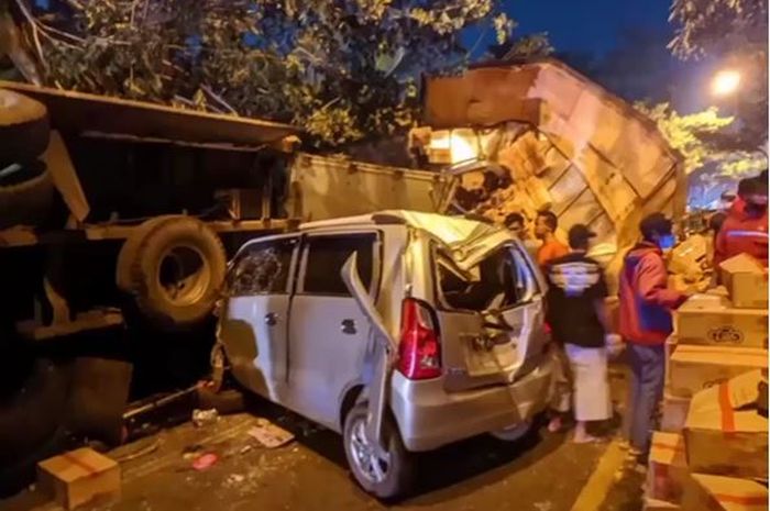 Tabrakan beruntun 6 kendaraan di Jalan Lingkar Selatan Salatiga, Jawa Tengah