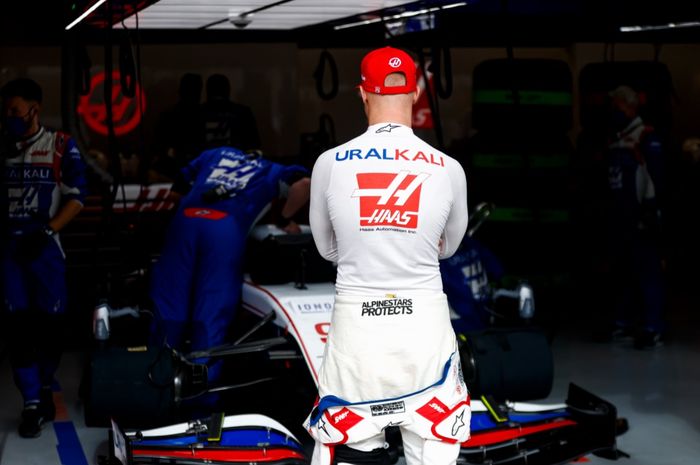 Nikita Mazepin dan ayahnya keluarkan uang pribadi untuk bikin sasis mobil tim Haas