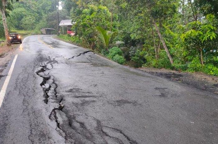 Ruas jalan nasional di Sukabumi mulai retak dan ambles karena hujan tinggi