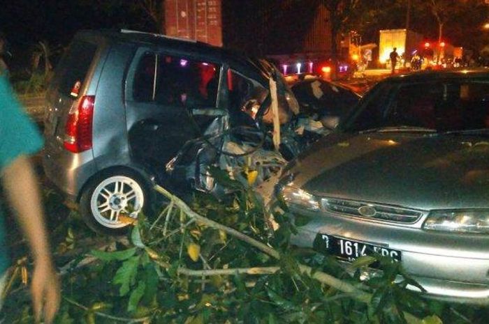 Suzuki Karimun Wagon R dan Timor yang terlibat tabrakan beruntun di Jalan Lingkar Selatan Salatiga, (29/11/21)