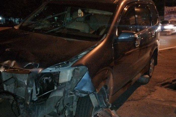 Daihatsu Xenia ringsek depan usai tabrak dua motor dan tiga pejalan kaki di Banyumanik, Semarang, Jawa Tengah