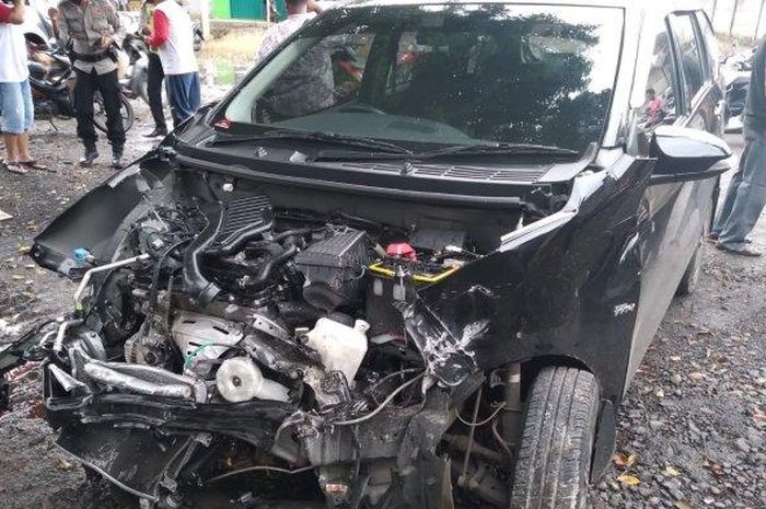 Toyota Calya ringsek setelah tertabrak kereta api di perlintasan tanpa palang pintu