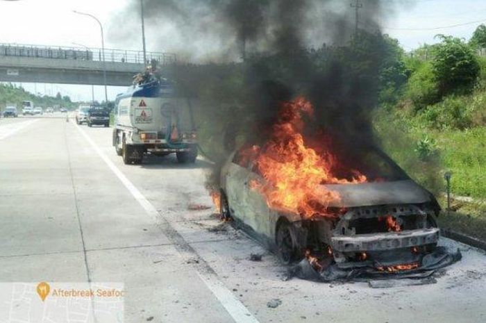 Toyota Limo terbakar di ruas tol Batang-Semarang wilayah Kaliwungu, Kendal, Jawa Tengah