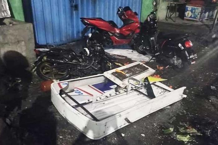 Mobil BMW bernopol L 1742 IC menabrak bapak dan anak yang tengah mengendarai Honda Revo di Jalan Simo Jawar Surabaya, Rabu (1/12/2021) dini hari