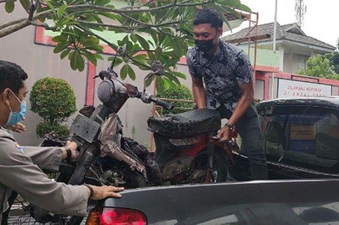 Honda C70 milik Mbah Pahing yang terbakar di SPBU Randu Pangger, kota Probolinggo, Jawa Timur