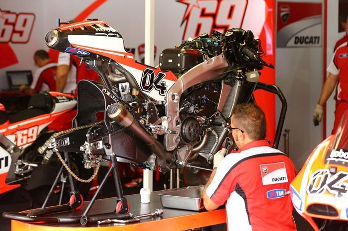 Kru tim Ducati sedang mengecek kondisi motor Andrea Dovizioso