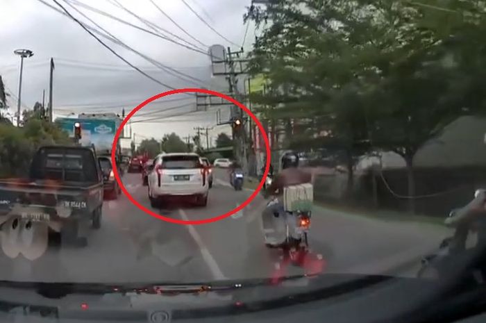Mitsubishi Pajero Sport yang nekat terobos lampu merah di Kota Medan, Sumatera Utara.
