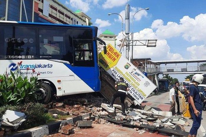 Bus TransJakarta dari arah Cawang, Jakarta Timur menuju Harmoni, Kecamatan Sawah Besar, Jakarta Pusat menghantam Pos Polisi Lalu Lintas di dekat PGC, Kramat Jati, Jakarta Timur Kamis (2/12/2021) siang. 