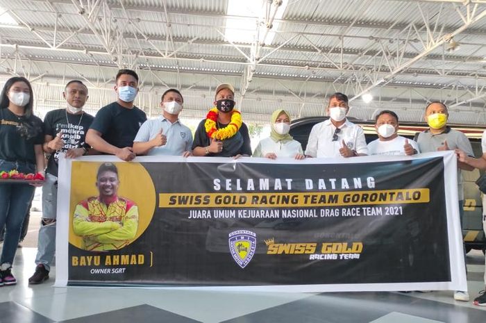 Tim SwissGold Sar Speed disambut setelah juara nasional tim drag race 2021