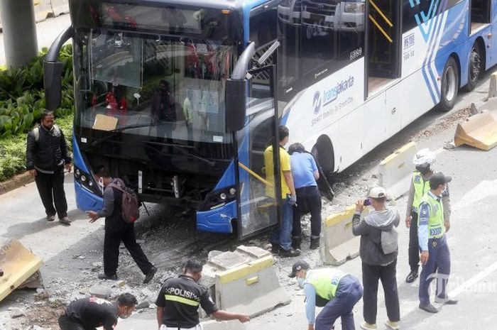 Operasional ratusan bus Transjakarta dihentikan sementara