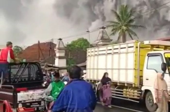 Suasana jalan yang lokasinya tidak jauh dari Gunung Semeru.