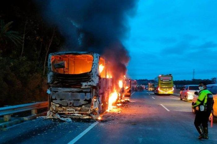 Kondisi Bus PO Sudiro Tungga Jaya saat terbakar di ruas tol Ungaran
