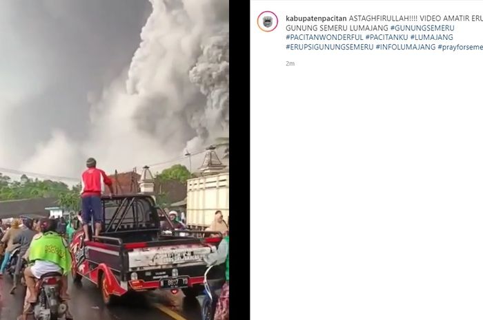 Jalanan macet dipenuhi warga yang panik dikarenakan Gunung Semeru yang erupsi