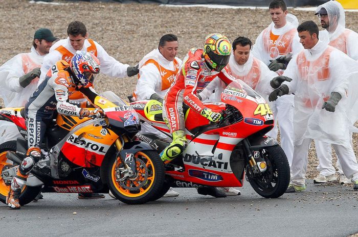 Ternyata segini berat motor MotoGP, pantas pembalap sampai harus dibantu Marshal saat mencoba mendirikan motor usai terjatuh