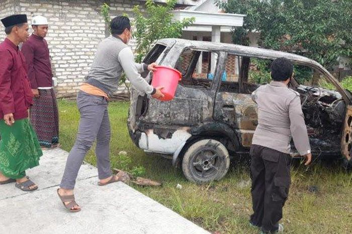 Toyota Kijang kapsul terbakar saat ditinggal pemilik memupuk padi