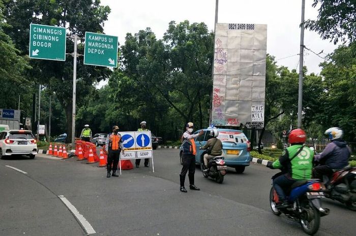 Uji coba sistem ganjil genap telah diberlakukan di di Jalan Margonda Raya, Kota Depok, Jawa Barat, Sabtu (4/12/2021), sebagai salah satu cara mengurai kemacetan.