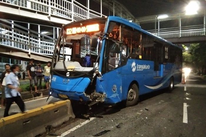 Bus TransJakarta tabrak beton separator di Jl Pramuka, Jakarta Timur, (6/12/21)