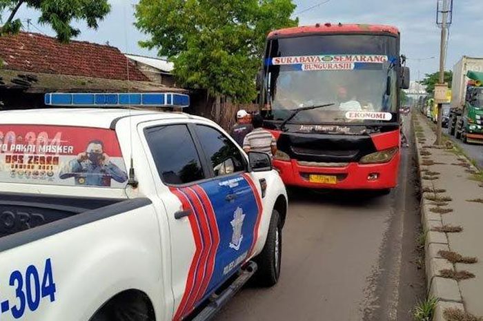 Satlantas Polres Lamongan menindak tegas para pengemudi bus yang ugal-ugalan ngeblong melawan arus, Senin (6/12/2021). 