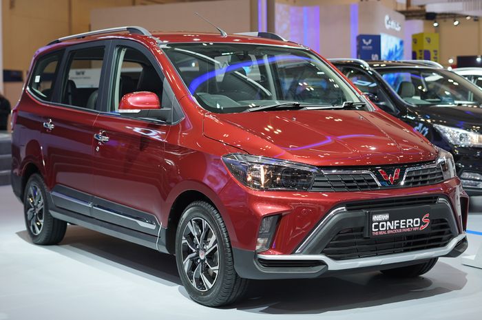 Wuling Confero S di ajang pameran GAIKINDO Indonesia International Auto Show 2021.