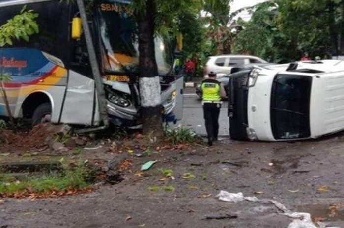 Daihatsu Gran Max ditumbuk Bus Sugeng Rahayu dari belakang sampai rebahan