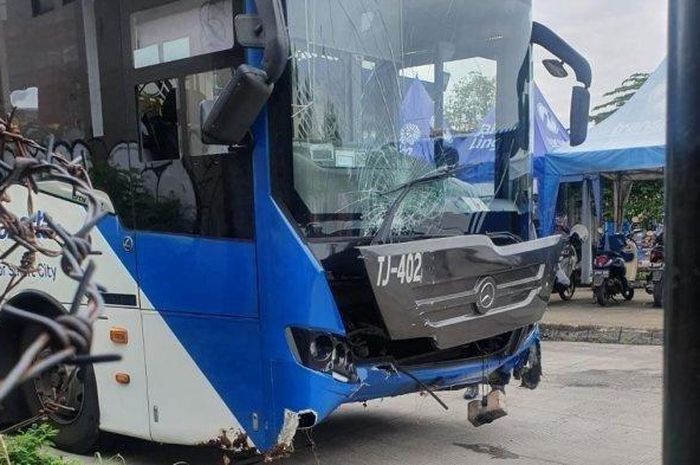 Bus TransJakarta bernomor lambung TJ-402 tabrak tembok dan gundukan tanah di Halte Puri Beta 2, Ciledug, Tangerang, (6/12/21)