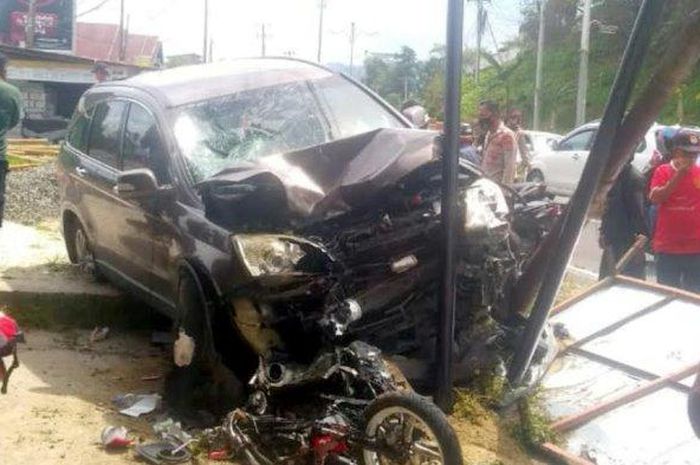 Honda CR-V tabrak dan seret Honda Scoopy setelah masuk jalur lawan di Jl Dr Ratulangi, Balandai, Wara Utara, Palopo, Sulawesi Selatan