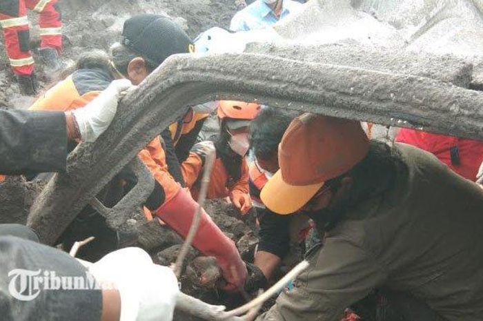 Petugas mengevakuasi jenazah dari dalam truk yang terkubur lahar dingin Gunung Semeru