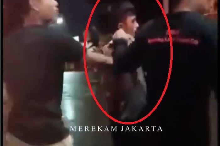 Rekaman video anggota Sabhara Polres Tangerang Selatan, Brigadir Irwan Lombu (lingkaran merah) dikeroyok diduga geng motor di Pondok Indah, Kebayoran Lama, Jakarta Selatan
