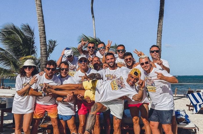 Jorge Martin (tiduran) ajak seluruh kru liburan