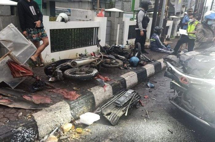 Kondisi usai Toyota Calya tabrak dua motor dan gerobak bubur di Bekasi Selatan, kota Bekasi