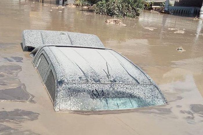 Kondisi Toyota Hilux Relawan SAR UNS Solo yang terkubur banjir lahar dingin gunung Semeru, (7/12/21)
