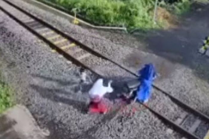 Rekaman video ibu dan dua anak nyaris tertabrak kereta api setelah Jupiter Z yang ditumpangi terjebak di atas rel
