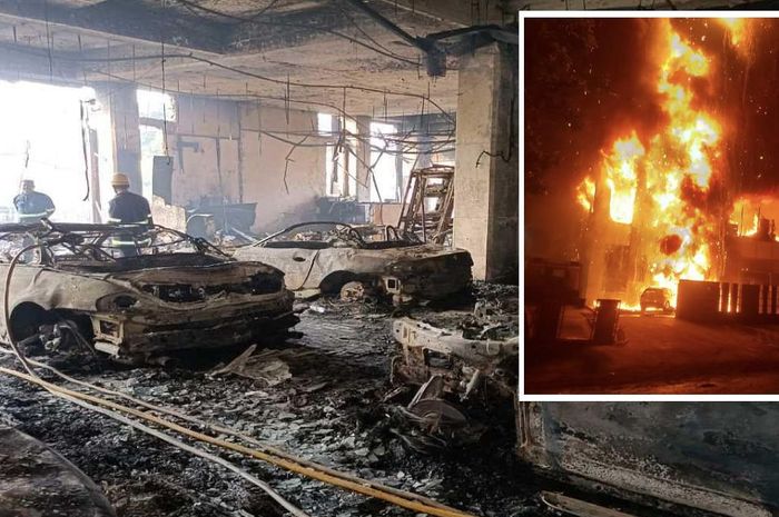 Puluhan mobil BMW terbakar di dealer resmi BMW Mumbai.