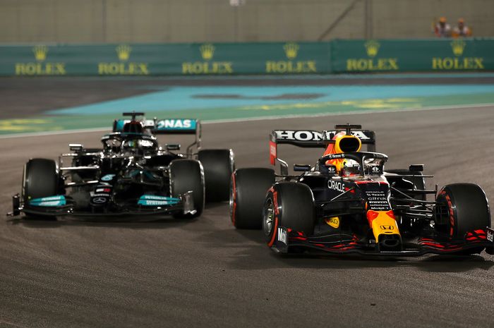 Max Verstappen kalahkan Lewis Hamilton di lap terakhir F1 Abu Dhabi 2021 (12/12). Tim Mercedes protes 