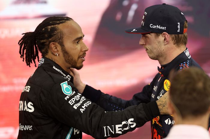 Lewis Hamilton berikan ucapan selamat untuk Max Verstappen juara dunia F1 20221