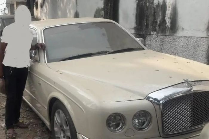 Bentley Arnage R yang terbengkalai di Mumbai, India.