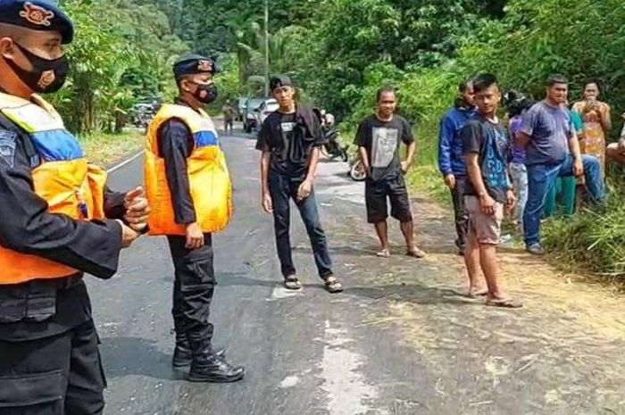 Petugas Brimob Polda Aceh turun ke lokasi mobil Kijang Innova terjun ke jurang di Dusun Buluh Didi, Desa Tanjung Mulia Kecamatan Sitelle Tali Urung Jehe, Kabupaten Pakpak Bharat, Minggu (12/12/2021).