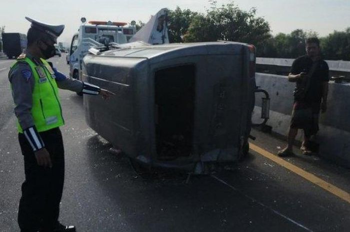 Suzuki Futura terguling di tol Romokalisari, Jawa Timur demi menghindari seekor biawak