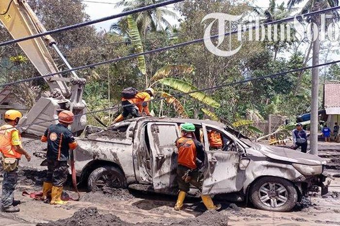 Kondisi Toyota Hilux milik Relawan SAR UNS Solo setelah terkubur banjir lahar dingin gunung Semeru